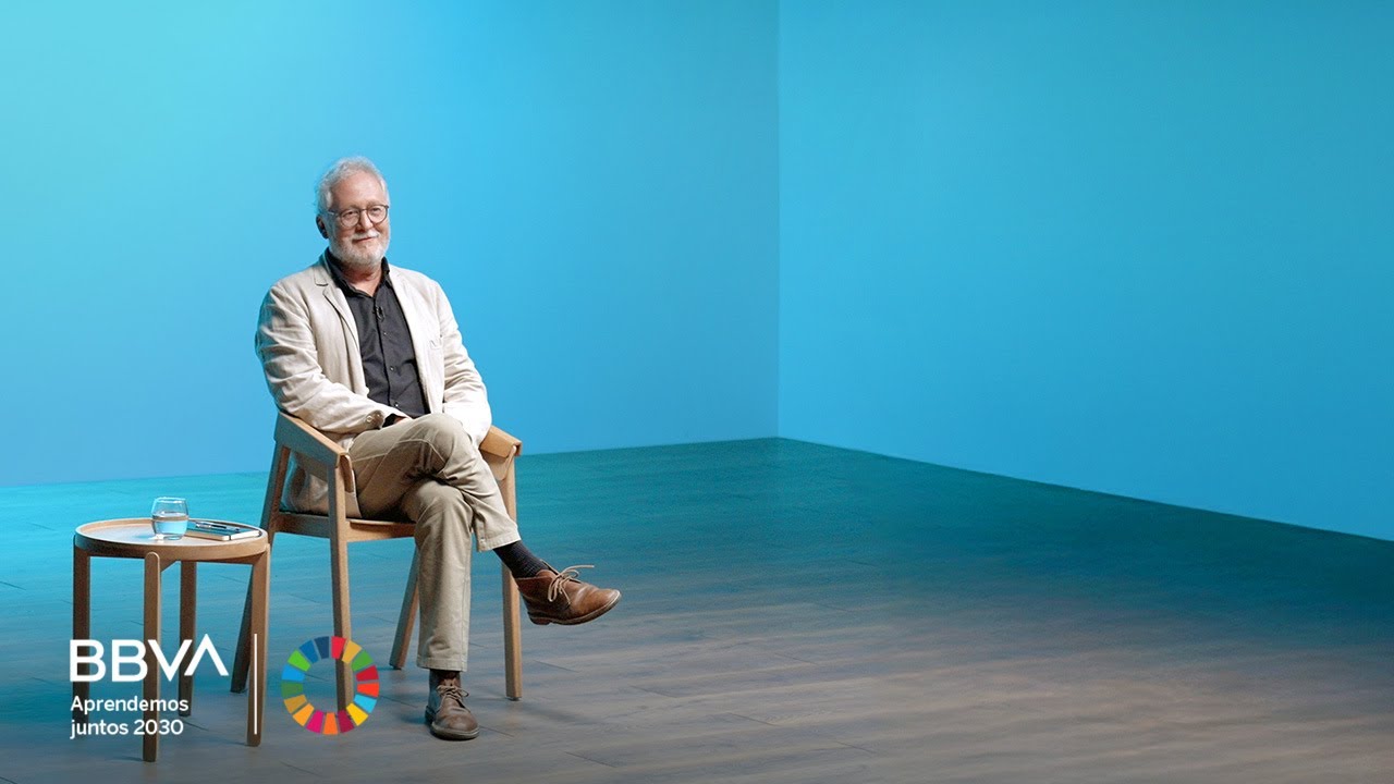 V. Completa. “La ficción es hija del pudor y de la memoria”. Héctor Abad Faciolince, escritor