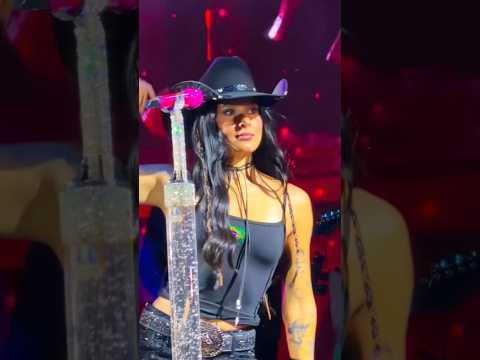 Ana Castela cantando “Fronteira” no show de Pimenta/MG. #anacastela #boiadeira