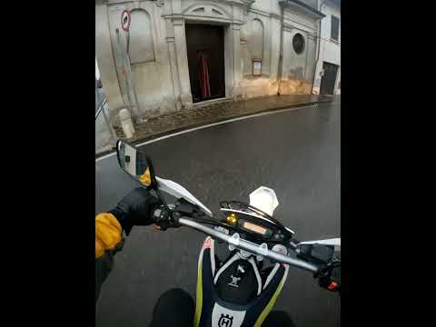 Si può entrare in chiesa in moto 🤔🤣 #shorts