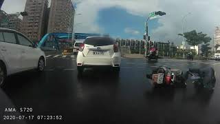 [情報] 7月17日早上安平路和華平路口車禍片段