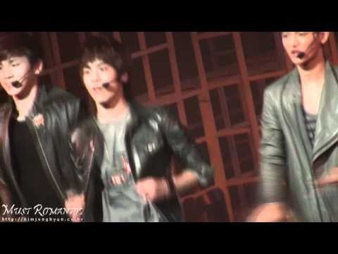 [Funny] 101003 Playful SHINee - JJong&Minho Hello fanservice perf. @ IG