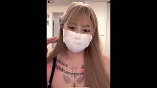 爆乳ギャル生配信　谷間チラ見せ