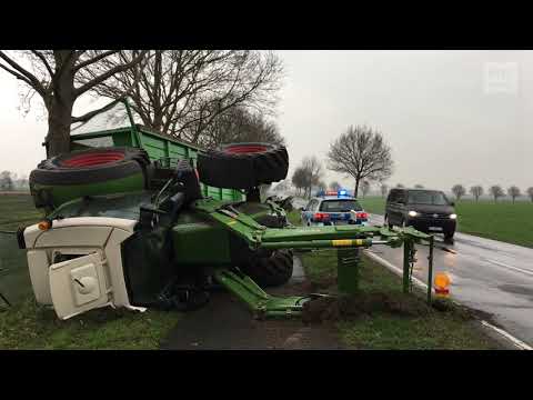 Schwerer Unfall: Trecker kippt auf Radweg