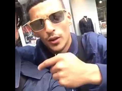 Een boy maakt boef belachelijk