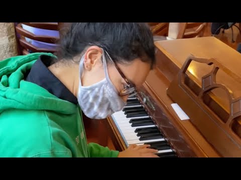 Me dejaron tocar el piano en un restaurant y la gente se emociona