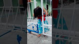 Download lagu Anak kecil lucu kepala kejepit pintu mp3