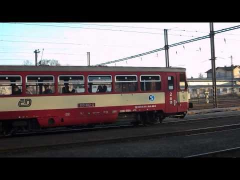 Příjezd a odjezd vlaku Os 17606 (ČD 814.033 + 810.482) - Chomutov, 16. 4. 2013