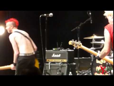 The Toy Dolls - She Goes To Finos @ Bataclan