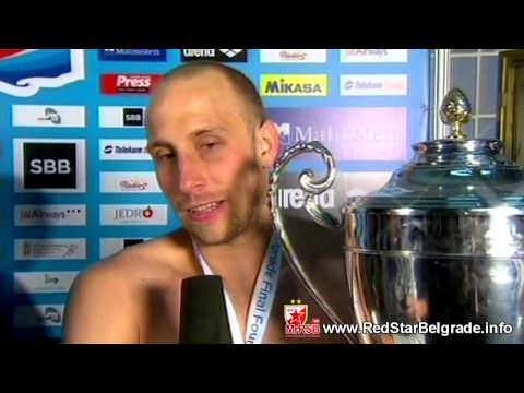 Andrija Prlainovic nakon podizanja pehara / Crvena zvezda   Jug 8 7
