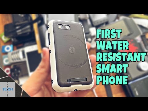 The Worlds FIRST Water Resistant Smartphone | Motorola DEFY MB525 | Retro Review