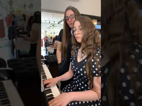 Cristo Jesus tudo Pode | Hino 98 H5 CCB | Júlia e Mamãe Adriana Colombo do bairro Penha em SP