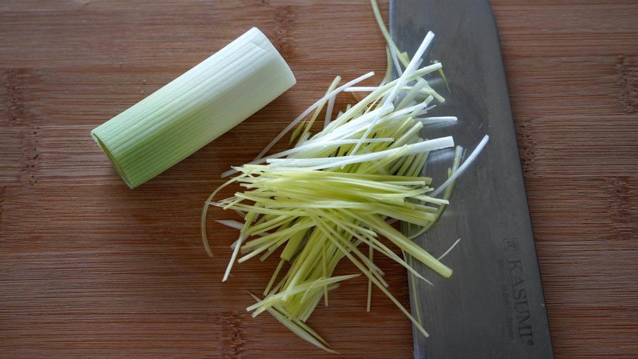 Tailler une julienne de poireaux