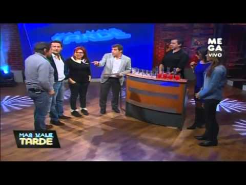 El "happy hour" ayudaría a trabajar mejor. El panel prueba tragos y disfruta destrezas del barman