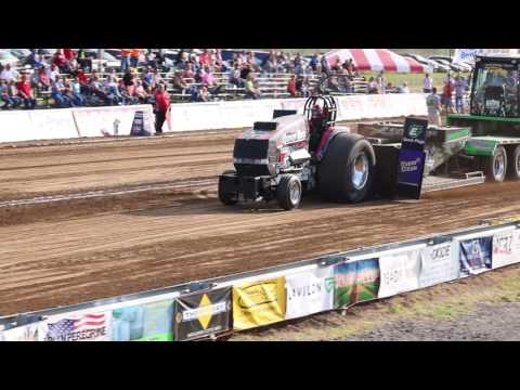 Jeff Hirt Runnin Bare pulling in Mound City, Missouri