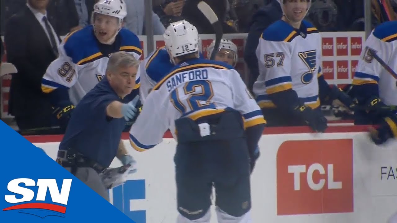 Vidéo: Le gars est tellement COMMOTIONNÉ..Que le soigneur JUMP sur la glace pour l'aider...