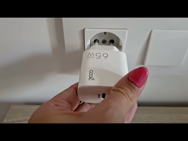 Cool Chargeur Universel Ultra Rapide PD USB-C + USB 65W + Câble USB-C GaN Blanc video