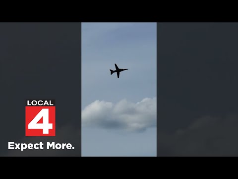 Pilots eject from jet before it crashes at Michigan air show #detroit