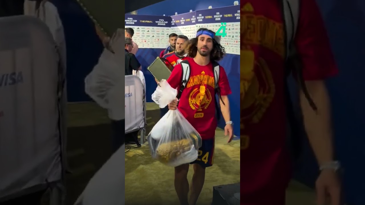 فيديو | عقب تتويج إسبانيا بكأس العالم.. لاعب المنتخب الإسباني مارك كوكوريلا يحمل الكأس في كيس بلاستيكي شفاف