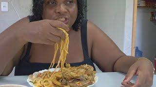 ALMOÇO AQUI NA ROÇA GALINHA CAIPIRA COM MACARRAO UMA DELÍCIA 