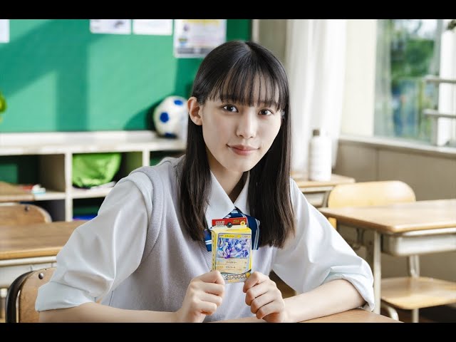 女優・南沙良が学校でポケカを楽しむ! 学生時代を思い起こさせる学校のセットに制服姿で登場! 学校を舞台に日常の中で友人たちとポケカを楽しみ等身大の笑顔が! 短冊に書いた願いはなんと!? 学生時代のエピソードも! 2 YouTubeサムネイル
