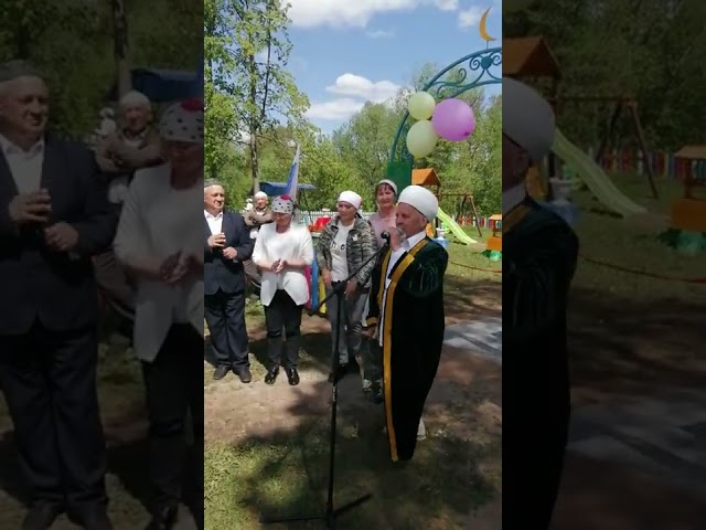 ?Главы сельских поселений Ютазинского района поздравляют мало уруссинцев с открытием детской площадки.