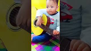 Download lagu Keren‼️ Bocil 2,5 tahun main gitar mp3