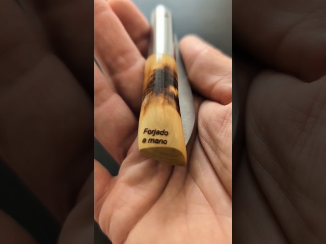 Vídeo relacionado con Carimee Navaja pequeña con mango de madera para acampadas al aire libre, hoja afilada, con orificio para cordón, ideal para el uso diario