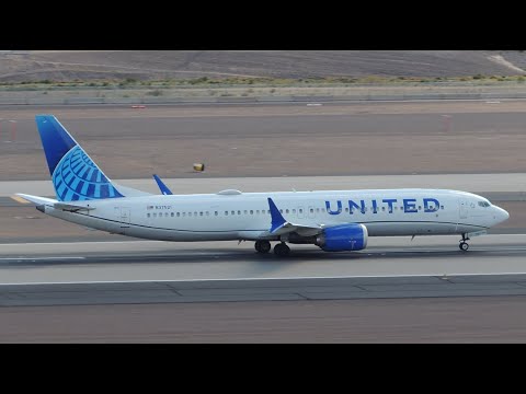 United Airlines Boeing 737MAX 9 [N37521] takeoff from PHX