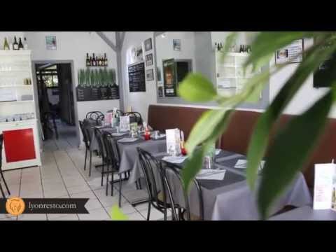 Crêperie Praline et Fleur de Sel à Lyon - un maître crêpier aux petits soins.