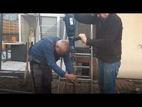 Ja i dilFa bušimo pumpu za vodu sa udarnim čekičem