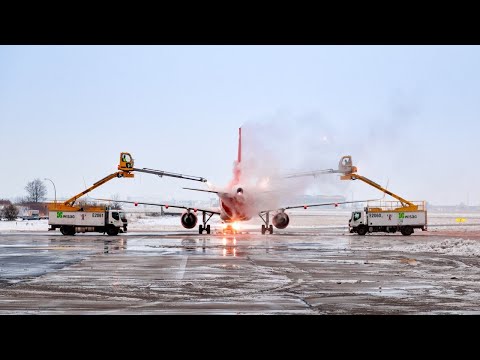 ICAO Level 4. Picture description. Deicing