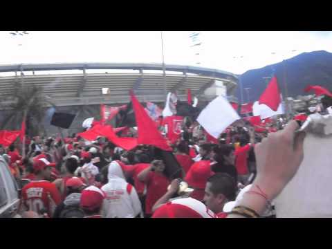 "disturbio rojo bogota llegando al campin" Barra: Disturbio Rojo Bogotá &bull; Club: América de Cáli