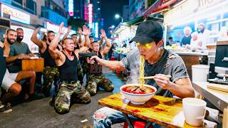 Download lagu 街邊混混強占座無人敢反抗，怎料一旁埋頭吃面小夥是剛出獄的槍神殺手，1槍秒殺所有惡徒復仇轟動全城！#爽劇 #逆襲 #反轉 mp3