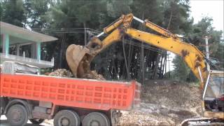 preview picture of video 'Liebherr 932 loading a mercedes actros 2635 in Ioannina'