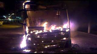 preview picture of video 'Onibus queimado em manifesto em Santa Cruz sexta feira 11102013044'