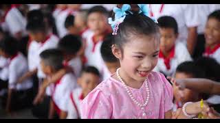 ✨👑 แฟชั่นโชว์วรรณคดีไทย 💃 หมุนตัว 🔄 โพสท่า 📸 ส่งจูบ 😘 FC แย่งแตะมือ 🙌 สนั่นหอประชุม! 🎉📚