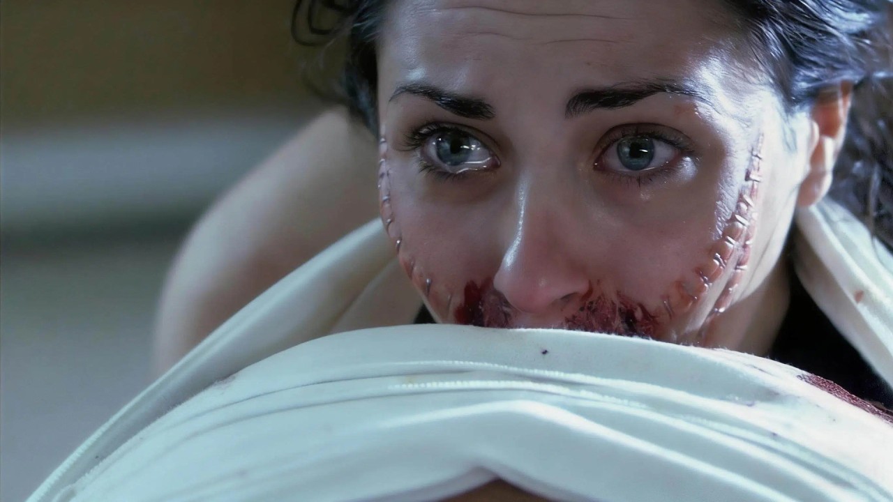 見知らぬ通行人を血まみれに改造し、3人を縫い合わせて1つの消化器官を共有させる――。超ド級の胸糞（むなくそ）ホラー映画『ムカデ人間』