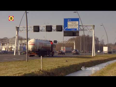 Heftige dashcam beelden: auto met opzet van de weg gereden N2 Eindhoven, politie zoekt getuigen