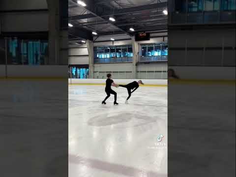 Let me introduce the craziest iceskating stunt ever the headbanger !❄️⛸️❤️😳👀#iceskatingheadbanger