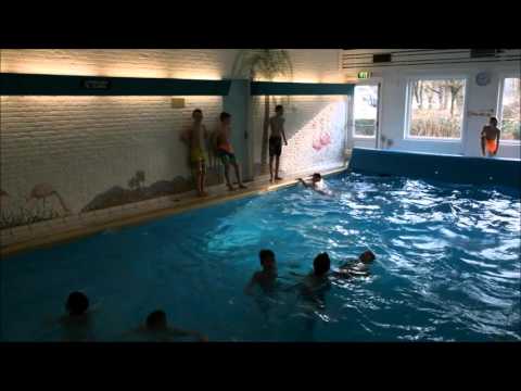 11-2-2016 Filmpje VVV/HS O13 spelers in zwembad Hoenderloo