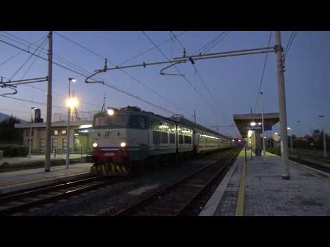 E656.030 sull' IC 721 Messina Centrale - Siracusa, in partenza da Acireale