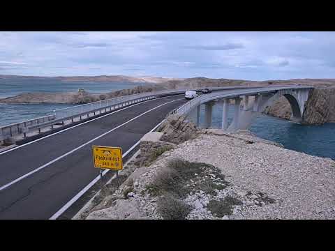 Bura s olujnim udarima stvara probleme u prometu: Paški most zatvoren za sve osim osobnih auta