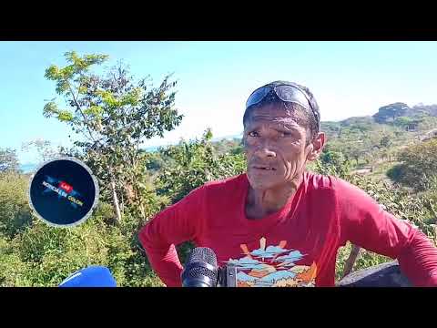 Asi se gana la vida don julio picando piedra .Carretera Trujillo a Santa Fe Colon 