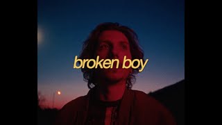 Kadr z teledysku Broken Boy tekst piosenki Anson Seabra