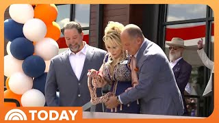 Dolly Parton Makes Surprise Appearance Following Health Issues