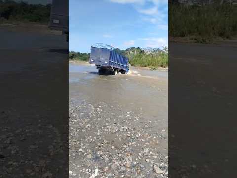 Camion International cruzando Río Neiva en Campo Alegre Huila #trucks #automobile #truckesvlogs