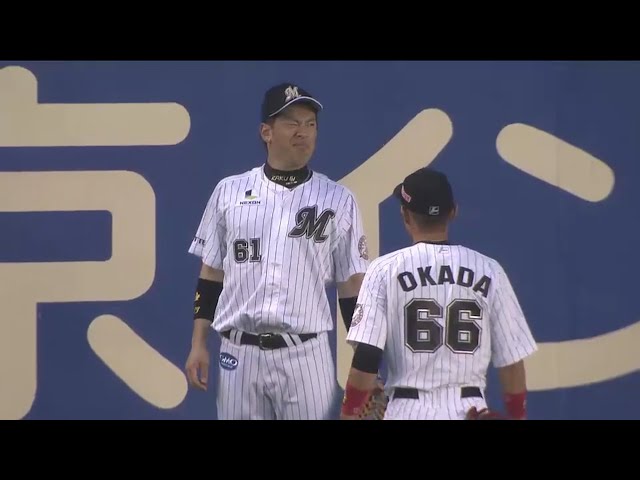 【1回表】「痛っ...」 マリーンズ・角中 フェンスに激突しながらしっかりキャッチ!! 2016/8/10 M-E