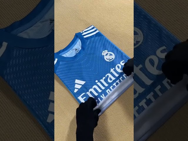 Vídeo relacionado con Real Madrid Conjunto Portero Camiseta y Pantalón Temporada 25/26 - Réplica Oficial con Licencia - Dorsal 1 COURTOIS - Talla Unisex Niño 12 Años