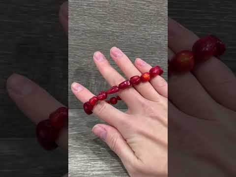 Подарок девушке браслет натуральный губчатый коралл бусины природной формы 18 см стрейч в коробочке - фото 1 - id-p2450432269