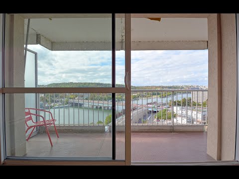 Visite d’une grand appartement 3 pièces avec balcons, vue Seine, cave et double parking boxé.